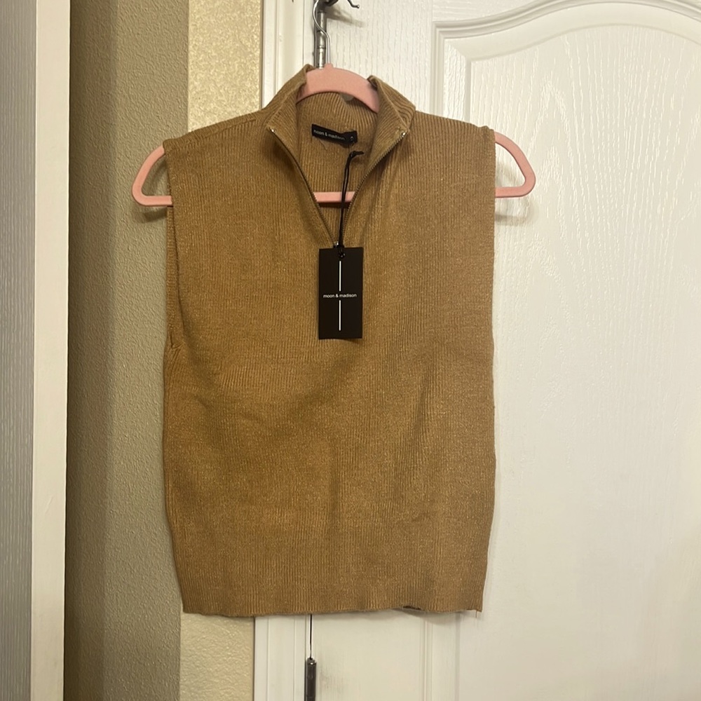 💕🛍️🌈NWT bye moon, Madison sweater with a zip up 💕🌈🛍️